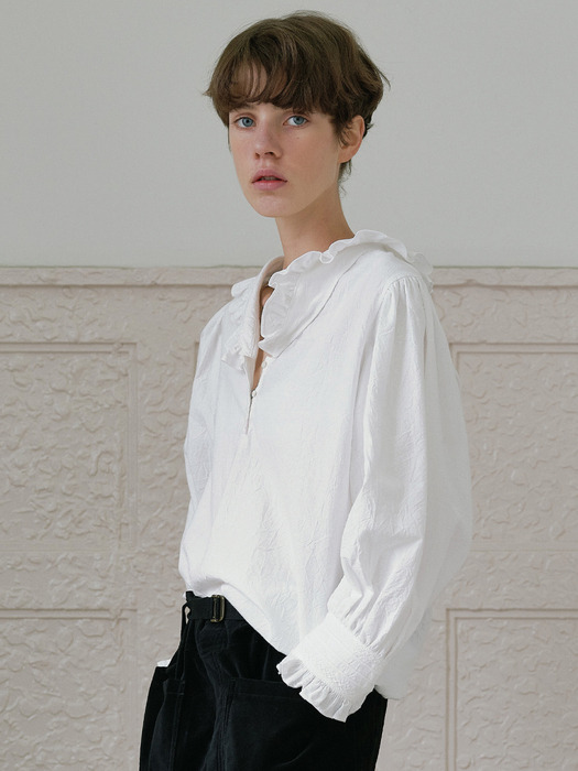 Via Daila v-neck blouse (White)