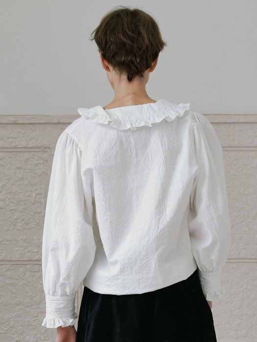 Via Daila v-neck blouse (White)