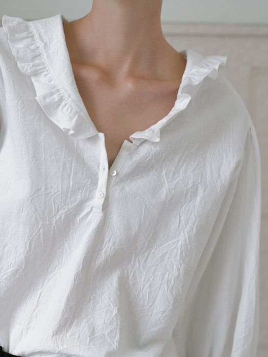 Via Daila v-neck blouse (White)