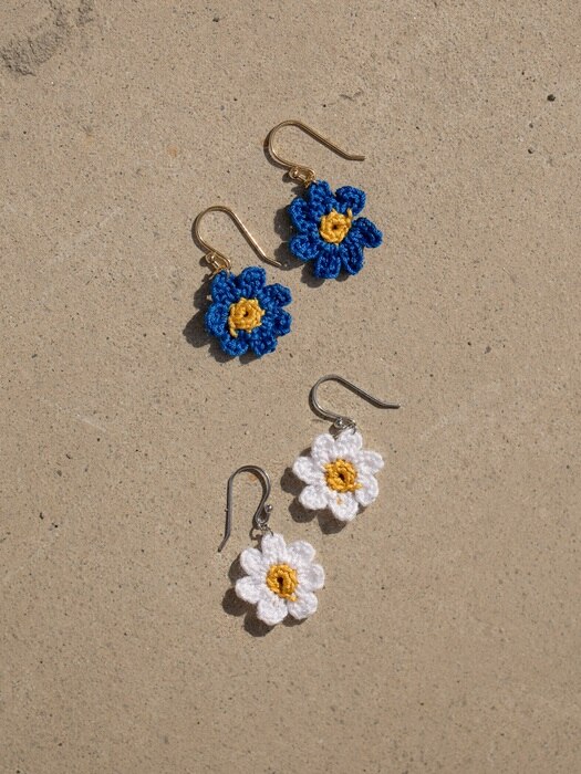 Mini daisy knit earring