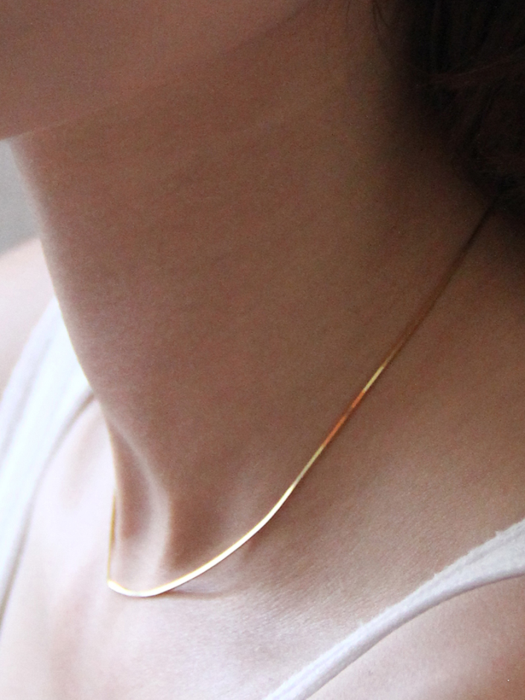 LU04 Gold snake line necklace
