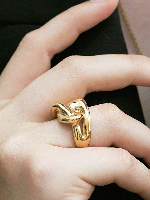 Bold Knot Ring