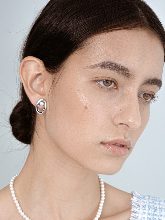 round link pearl earring