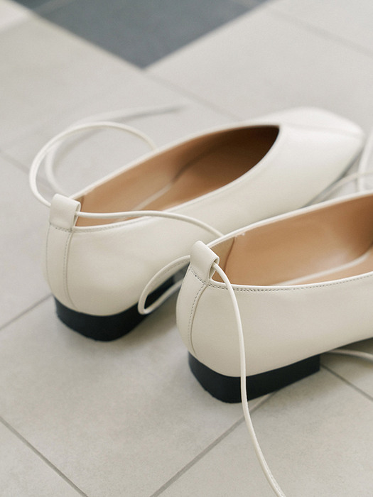 SQUARE TOE STRAP LEATHER FLATS [IVORY]