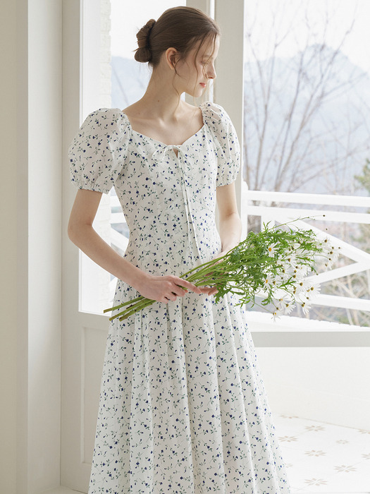 HEART NECK PLEATS DETAIL FLORAL MAXI DRESS_WHITE