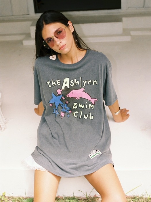 [CLASSIC FIT] SWIM CLUB GLITTER T SHIRT_CHARCOAL (4 SIZES)