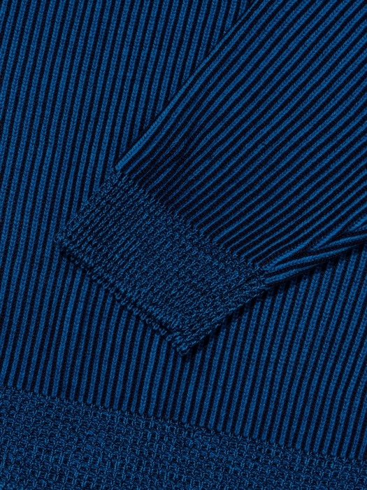 PEELING TWO-TONE OVER ROUND KNIT (BLUE)