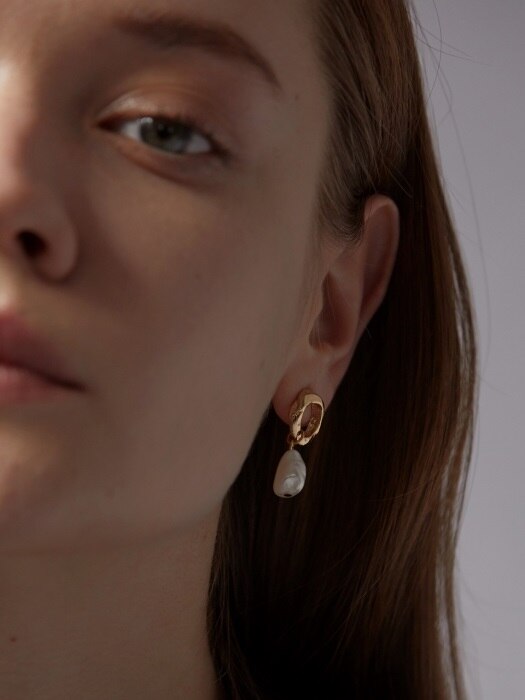 Crumple Ring & Pearl Earrings