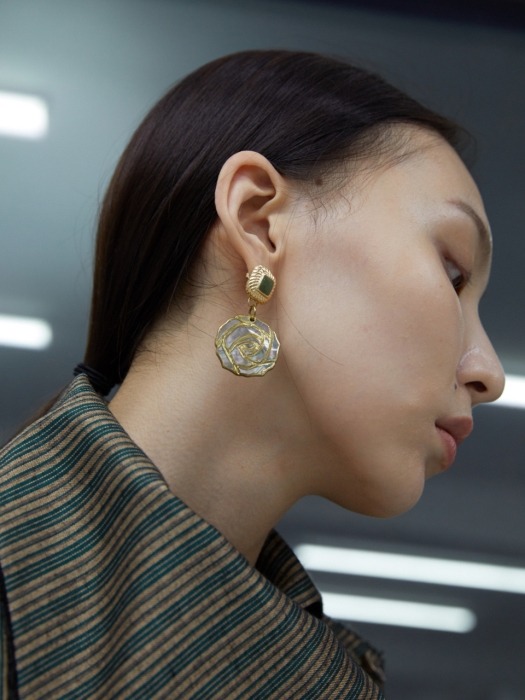 nacre rose earring