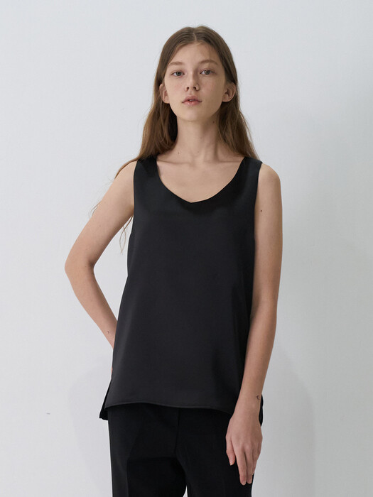 21 Spring_ Black Matt Satin Sleeveless 