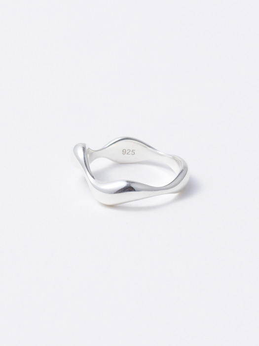 Silver Wave Ring, Mia