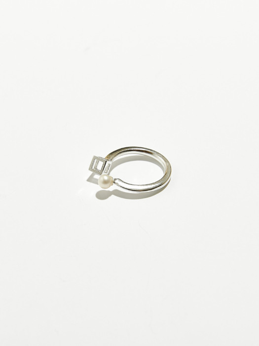 Frame Cube Pearl Open Ring