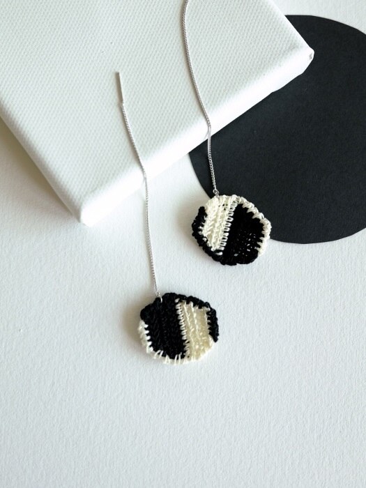 Contrasting sounds long knit earring