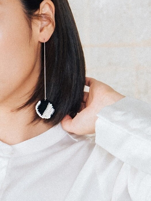 Contrasting sounds long knit earring