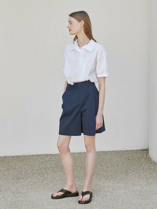 One Tuck Wide Shorts - Navy