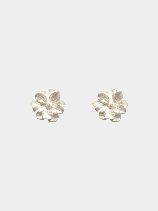 WHITE FLOWER EARRINGS AE122001