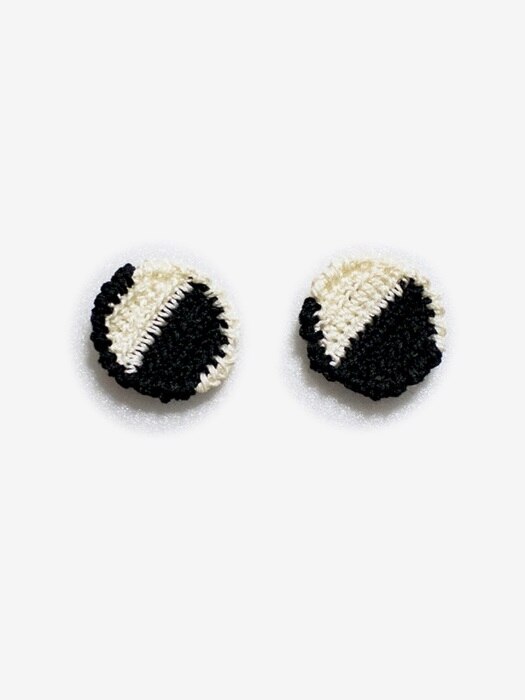 Contrasting sounds knit earring
