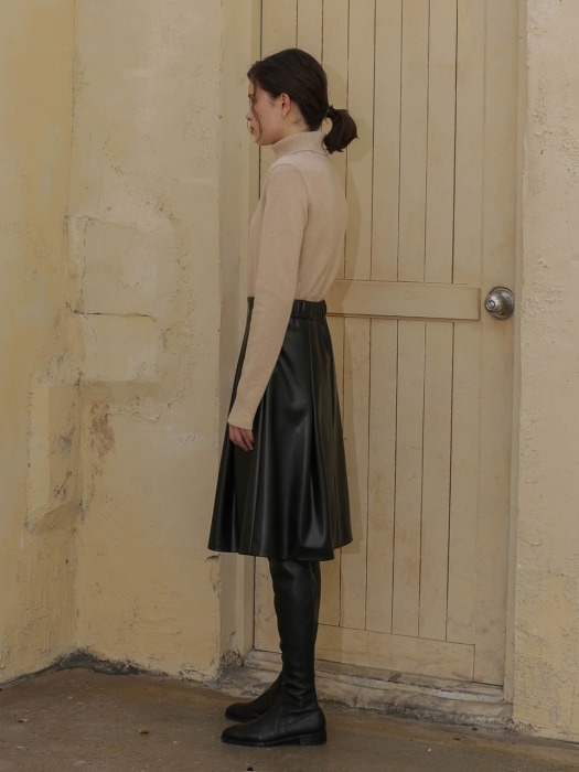 002 Black leather pleated skirt