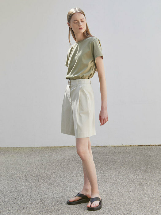 One Tuck Wide Shorts - Beige