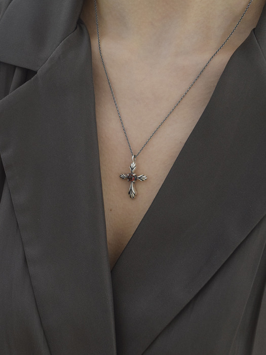 small leaf necklace / garnet