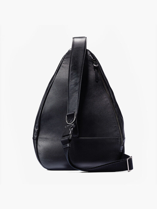 BLACK SLING BAG