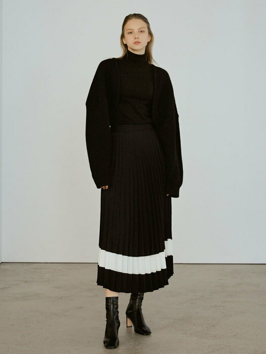 Line point pleats long skirt (black)