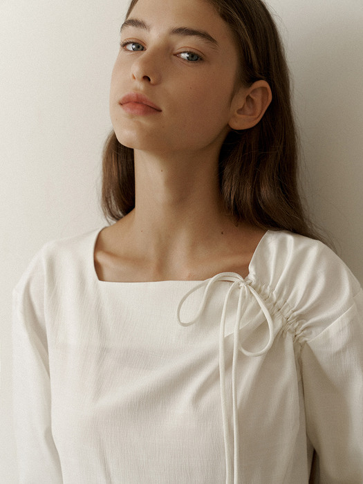 2.08 Shoulder shirring blouse (Ivory)