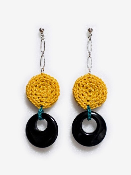 Onyx connected in Green knit earring