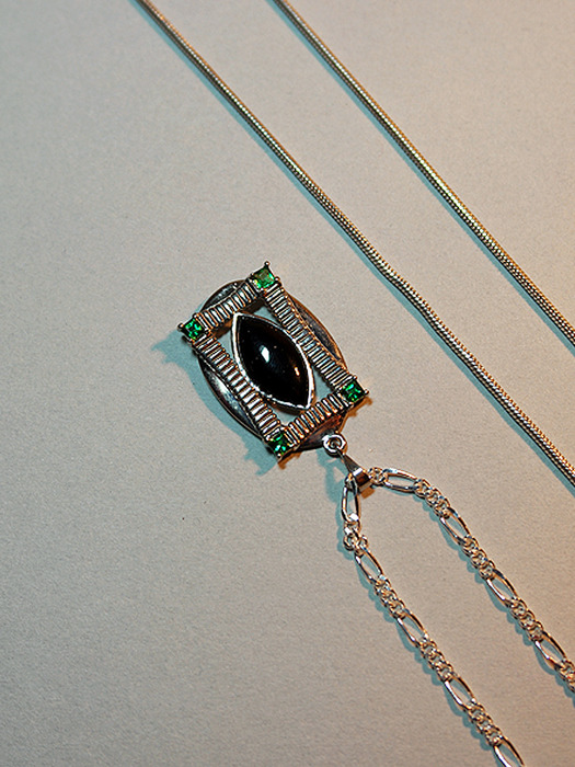 Almond gemstone necklace (White shell, Black onyx)
