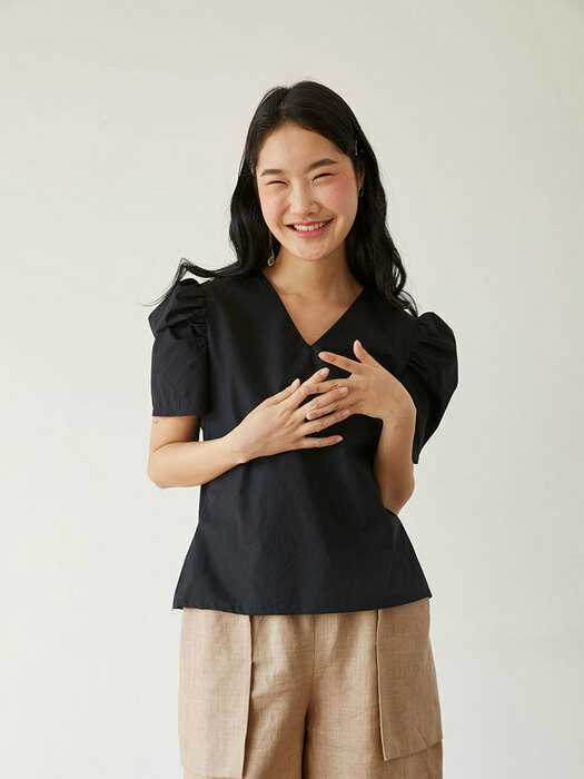 puff sleeve V-neck blouse (black)