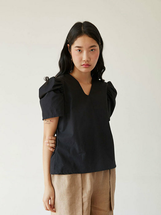 puff sleeve V-neck blouse (black)
