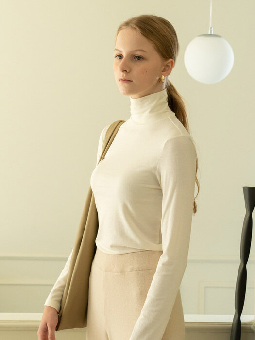 jersey turtleneck (ivory)