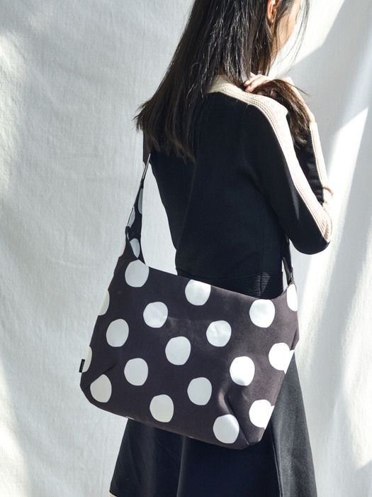 Yumi Cross Bag-Dots in black