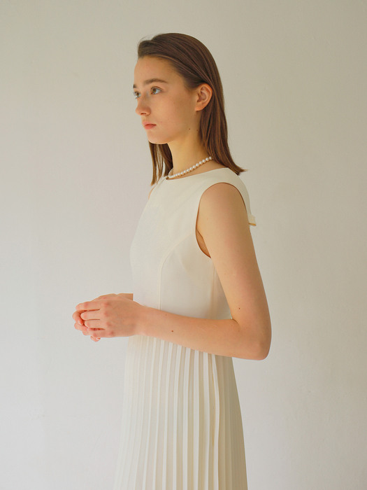 PLEATS BOATNECK DRESS / IVORY 