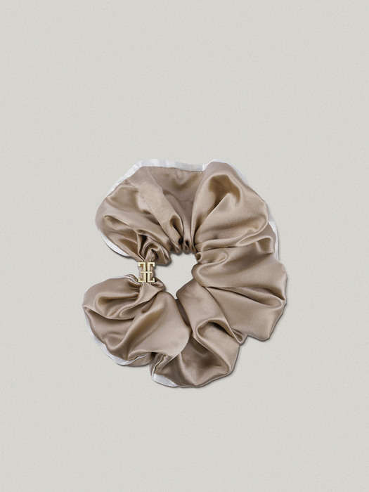 CLASSIC LOGO HAIR SCRUNCHIE [BEIGE - SILK]