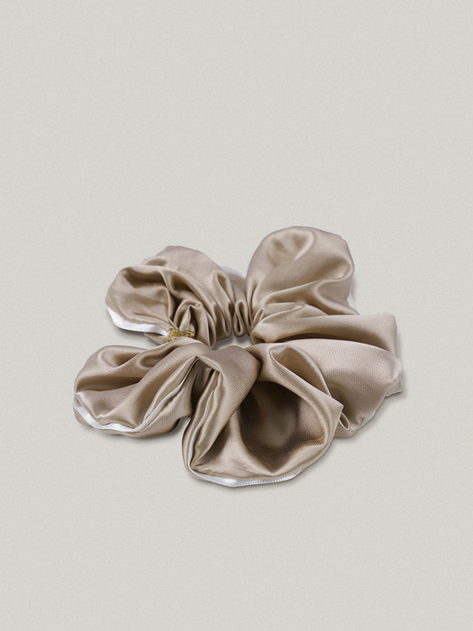 CLASSIC LOGO HAIR SCRUNCHIE [BEIGE - SILK]