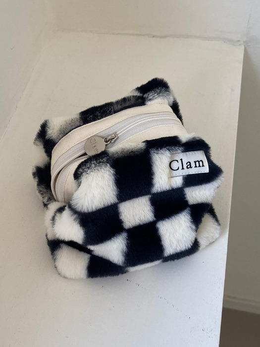 Clam round pouch _ Fur Black Checkerboard
