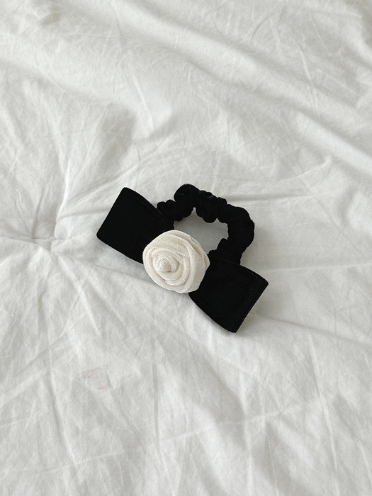 Rose Velvet Ribbon Scrunchie [Black]