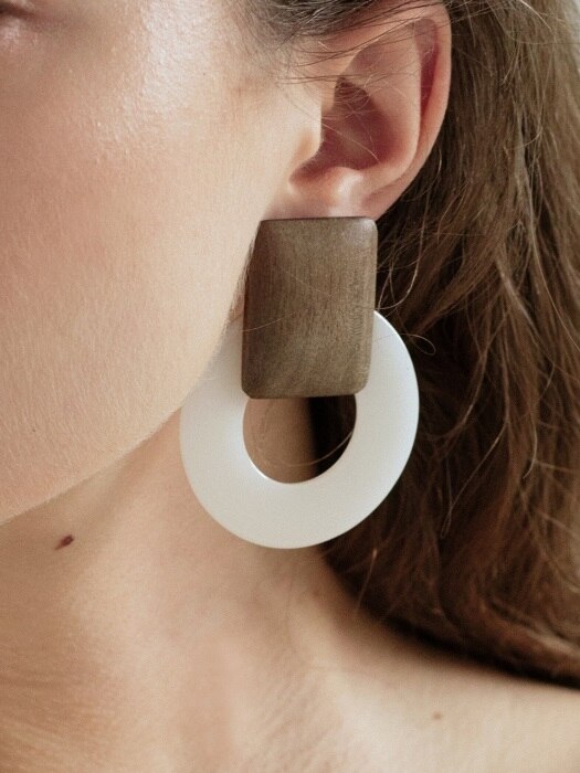 Opaque Circle Earring (white)
