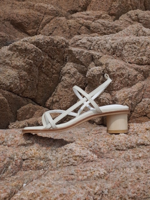 Flip-flop strap sandals Ivory