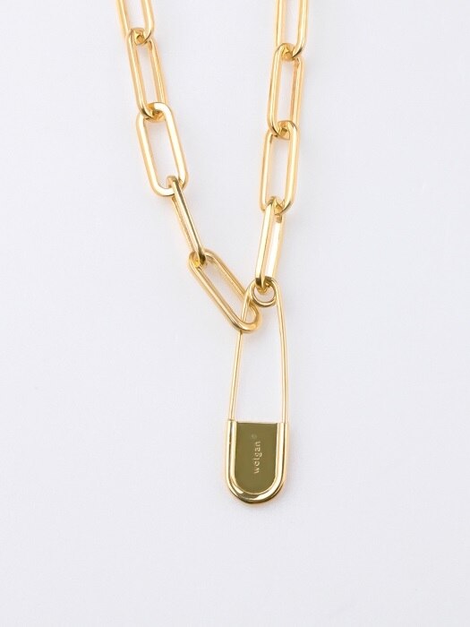 SAFETY-PIN VOLUMED CHAIN NECKLACE [ Gold ]