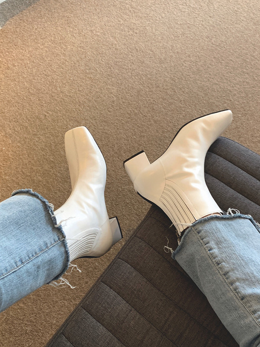 Accordion ankle boots / white