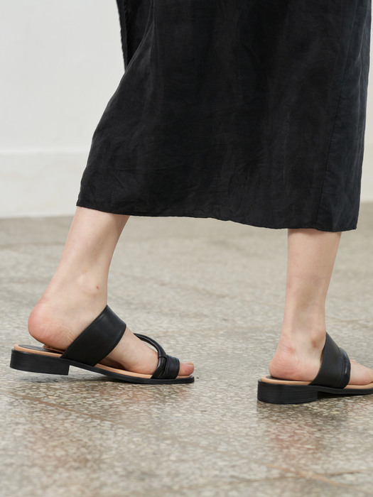 TOE RING ASYMMETRY SANDAL - BLACK