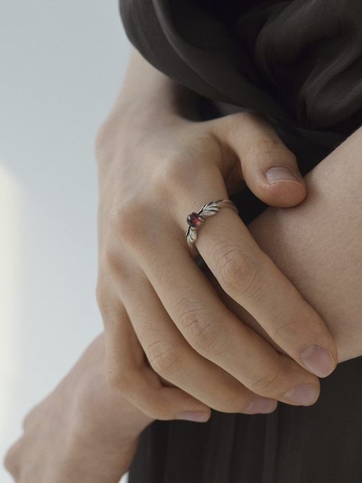 leaf ring / garnet