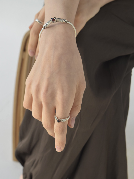 leaf ring / garnet