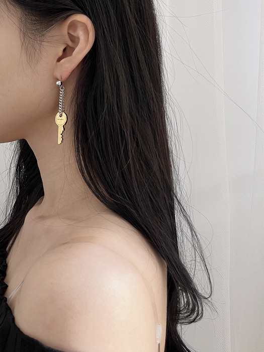 no.9 earring gold