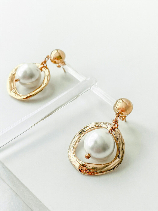Holiday pearl moon earring
