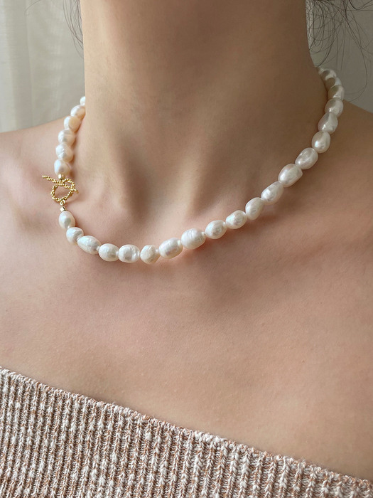 [단독] Baroque Pearl Toggle Necklace (2color)