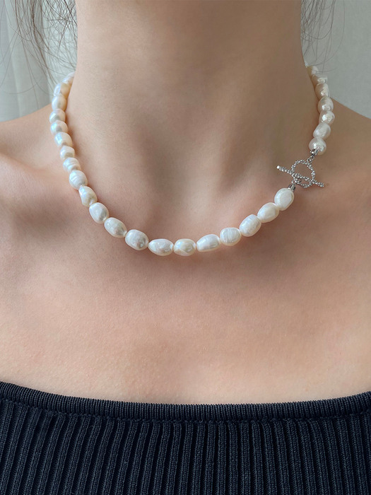 [단독] Baroque Pearl Toggle Necklace (2color)