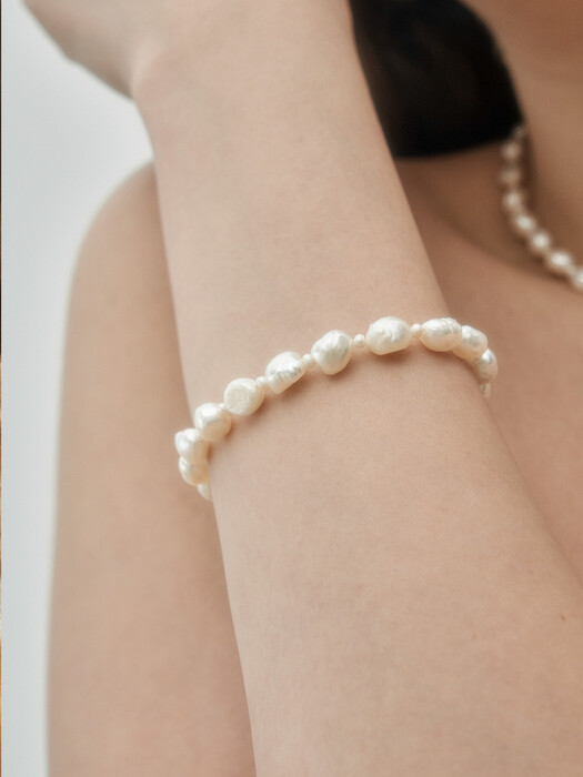 Wave Deux Freshwater Pearl Bracelet